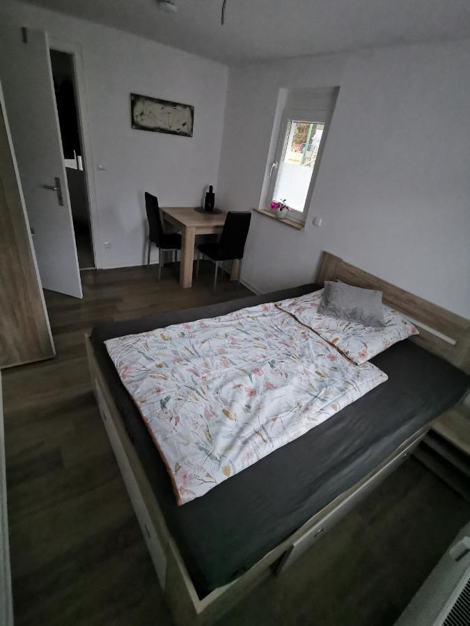 Privates Zimmer In Ruhiger Lage Heidenheim-Steinheim Am Albuch Exteriör bild